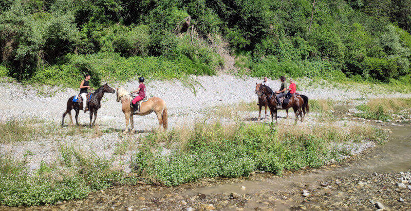 passeggiata a cavallo vicino a un torrentello a Bleggio Superiore