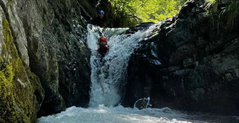 Esplorazione di percorsi acquatici nella Val Brembana in estate
