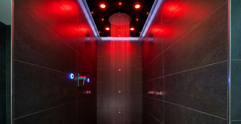 Esperienza sensoriale in spa privata per coppie con bagno turco e docce emozionali.