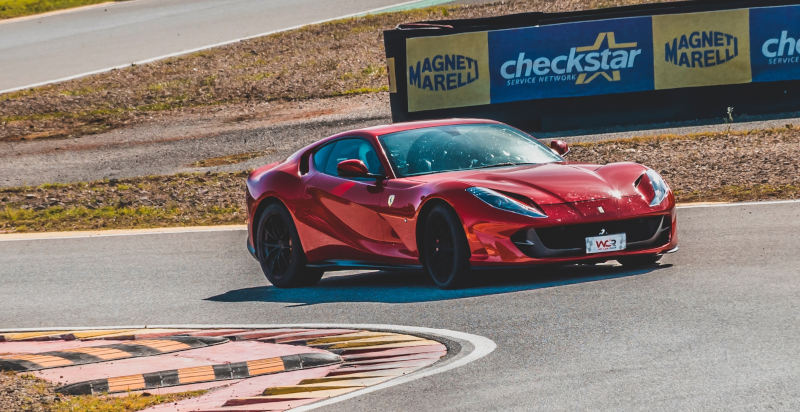 ferrari 812 mentre affronta una curva sulla pista di Ugento