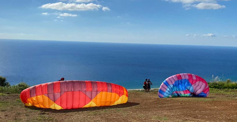 Esperienza di volo in parapendio a Pizzo Calabro, Calabria