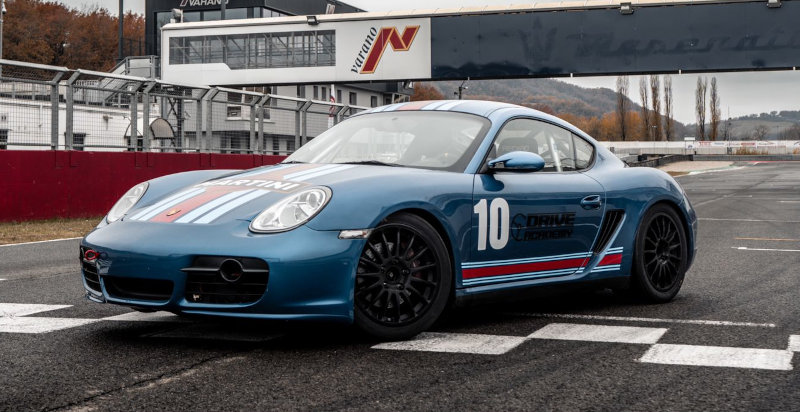 Porsche in pista sul circuito di Busca in provincia di Cuneo