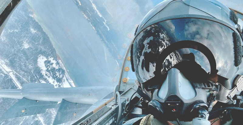 Prova di pilotaggio Aermacchi S.211 con un pilota professionista