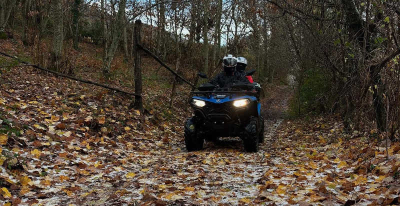 Quad tra i sentieri nel bosco a Rocca Massima esperienza outdoor
