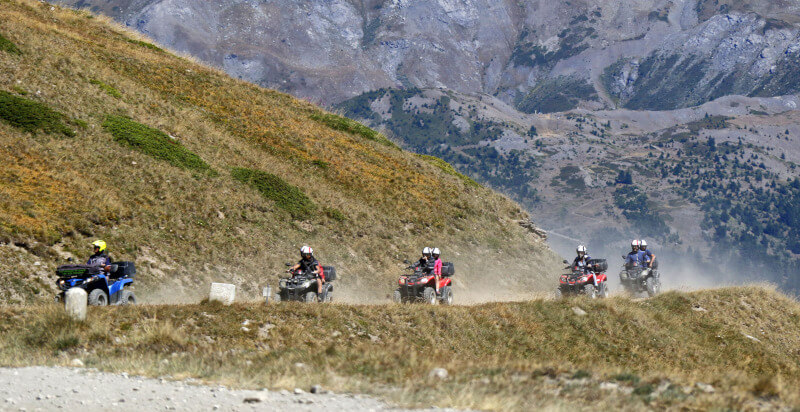 quad sul sentiero in montagna a Sauze di Cesana Torino