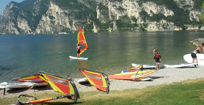 Regala corso windsurf lago di Garda