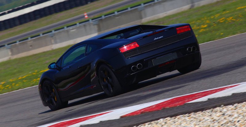 Regala giri in pista con Lamborghini