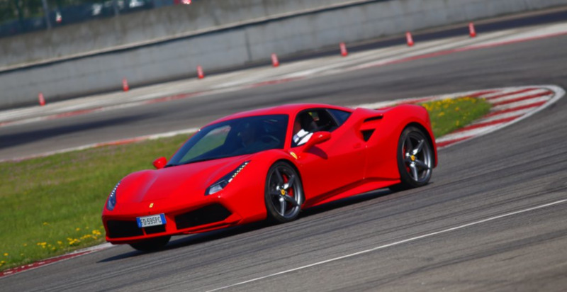 Ferrari 488 GTB in piena accelerazione a Jesolo, l'idea perfetta da regalare a un appassionato