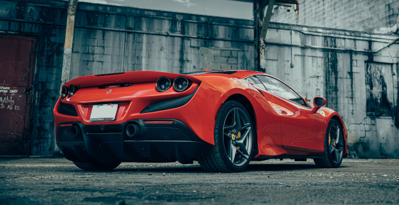 Una Ferrari F8 Tributo in piena accelerazione sul circuito di Milano, l'idea perfetta da regalare a un appassionato