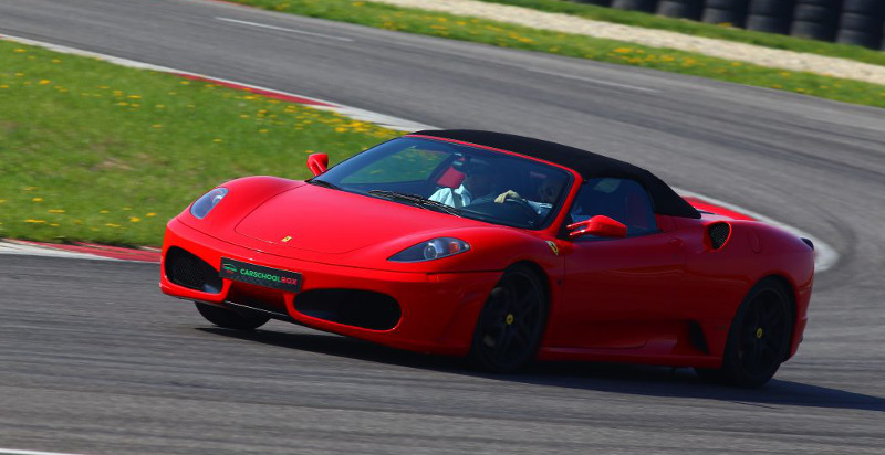 Regalare un giro in Ferrari in pista