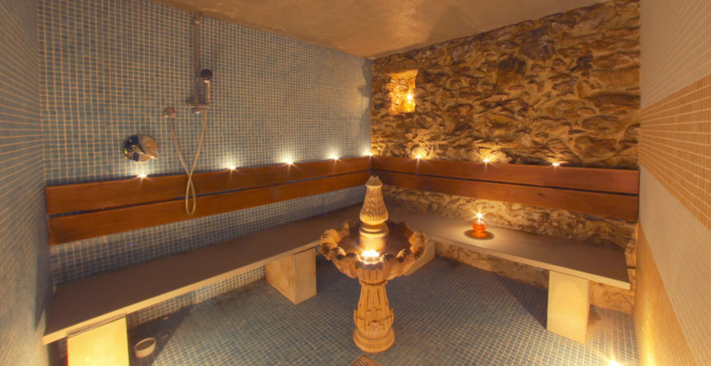 Hammam con vapore e luci soffuse al Relais Il Casale