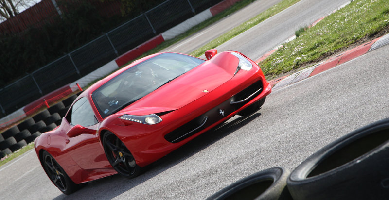 Idea regalo motori per ragazzi con attestato del battesimo della pista in Ferrari
