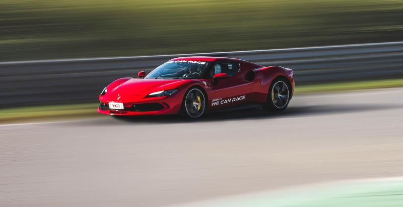 Idea regalo Ferrari bambini Enna con la Ferrari 812 Superfast in circuito