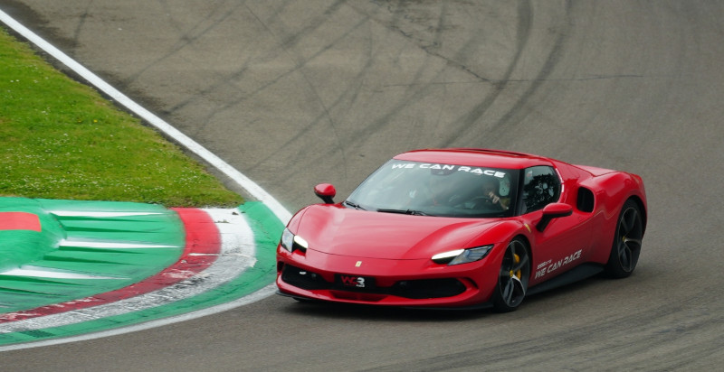 Regalo giro Ferrari per bambini con esperienza da passeggero a Ugento