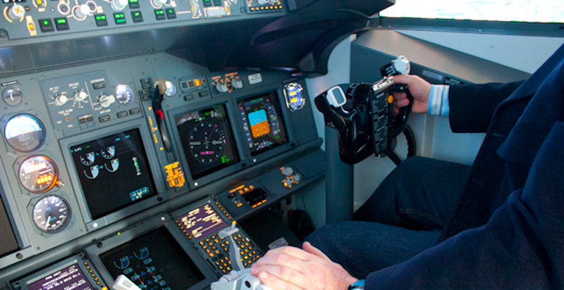 Pilota virtuale nel simulatore di volo Foggia