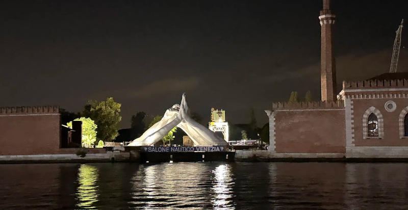 Relax e musica sul catamarano durante il tour di Venezia di notte