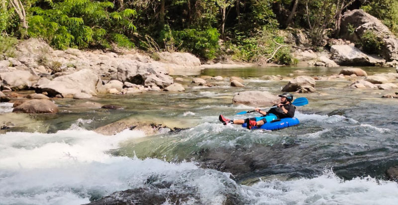 River tubing sul fiume Brembo immerso nella natura della Val Brembana