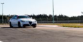 Primo piano dell'Alfa Giulia Quadrifoglio parcheggiata nel paddock del circuito Binetto