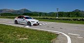 Alfa Giulia Quadrifoglio in accelerazione sul rettilineo del circuito Binetto