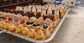 Assaggini di pasticceria durante il tour street food di Lecce