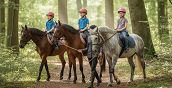 Bambini che cavalcano in sicurezza con cavallo condotto alla corda in Versilia
