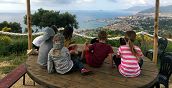 bambini sul tavolo von vista mare a Pietra Ligure