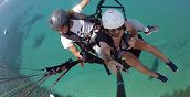 Vista aerea della Costa degli Dei durante un volo in parapendio a Tropea