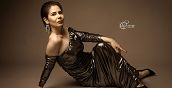 Donna posa sensuale per foto artistiche in studio