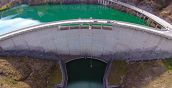 Vista panoramica della diga di Klaus per bungee jumping 
