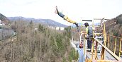 Salto bungee jumping dalla diga di Klaus in Austria 