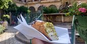 Cannolo siciliano artigianale gustato nel centro storico di Taormina