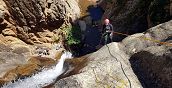 canyoning Sud Sardegna Villacidro donna si cala con corda
