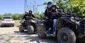 Coppie che partecipano a un'escursione in quad regalo in provincia di Monza