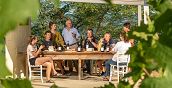 Assaggio di Barbera durante una degustazione di vini piemontesi