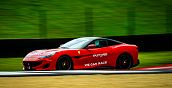 Ferrari Portofino bianca mentre affronta una curva durante l'esperienza in pista ad Airola