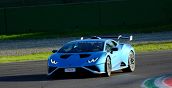Divertimento ed emozione per bambini durante un giro in Lamborghini a Benevento