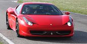 Copilota in Ferrari GT in pista vicino Torino