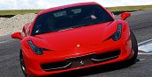 Ferrari 458 Italia rossa in accelerazione sul rettilineo dell'Autodromo del Levante a Binetto