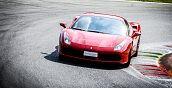 Ferrari 488 GTB affronta una curva tecnica dell’Autodromo di Imola con precisione sportiva
