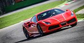 Ferrari 488 GTB nella pit lane dell’Autodromo di Imola pronta per la guida in pista