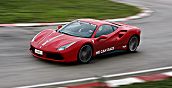 Supercar rossa pronta in pista per l'evento Ferrari bambini Limatola
