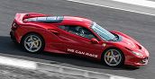 Pilota professionista guida Ferrari con bambino a Pergusa