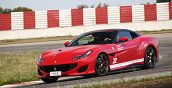 Guida di una Ferrari sul circuito di Binetto, Bari, in Puglia