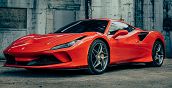 Esperienza di guida al volante della Ferrari F8 Tributo rossa lungo i cordoli della pista di Arese  