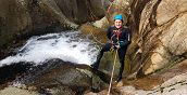 istruttore si cala con corda canyoning rio zairi sud sardegna