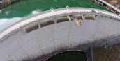 Vista dall'alto del bungee jumping dalla diga di Klaus 