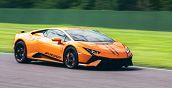 Lamborghini Huracán Tecnica sul rettilineo del Cremona Circuit durante la guida sportiva