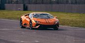 Lamborghini Huracán Tecnica con motore V10 aspirato durante un'esperienza in pista a Cremona