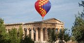 Decollo mattutino della mongolfiera a Paestum prima del volo