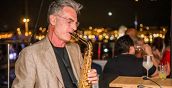 Musica dal vivo al sassofono su catamarano a Venezia